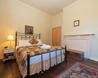 Room 4 – Queen Suite